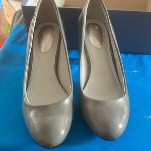 FINAL MARKDOWN Nickels Gray patent Heels Classic Design 6